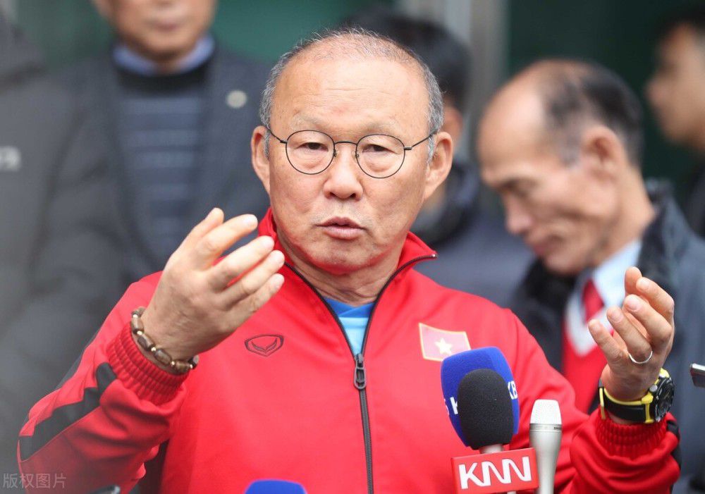 洪五将叶辰和陈泽楷送出养狗场，趁着只有陈泽楷在。